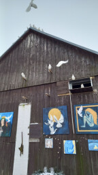 Imaginární výstava na stodole pod holubníkem